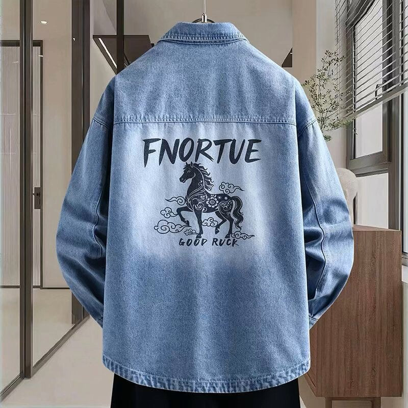 Herren Locker geschnittene Denim-Hemdenjacke mit künstlerischem Rückenprint und Overshirt-Schnitt Nord Taschen