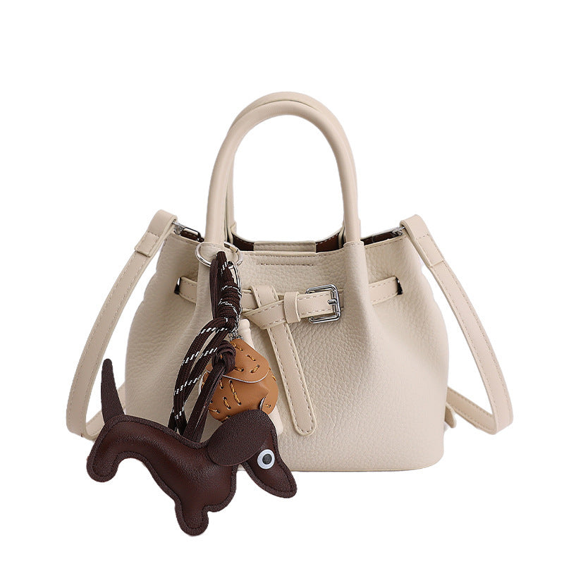 Damen Designer Bucket Bag mit verspieltem Tieranhänger Nord Taschen
