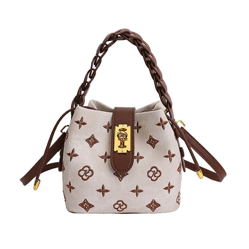 Damen Hobo-Tasche aus hochwertigem Kunstleder mit auffälligem Kettenakzent Nord Taschen