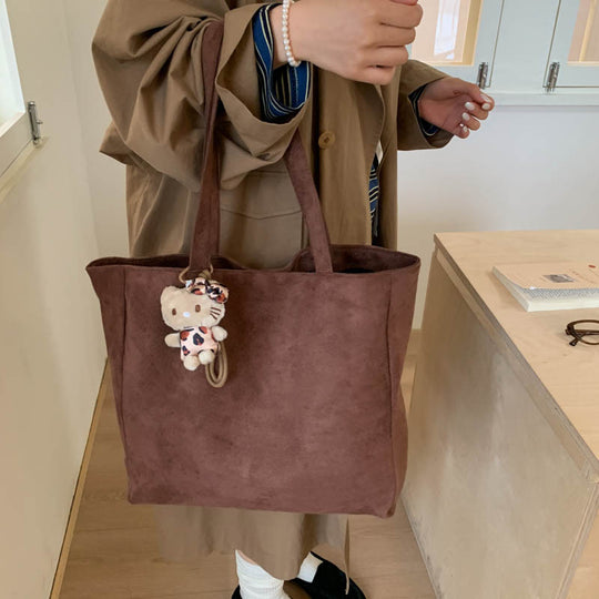 Damen stilvolle Schultertasche aus hochwertigem Wildleder mit süßem Anhänger Nord Taschen
