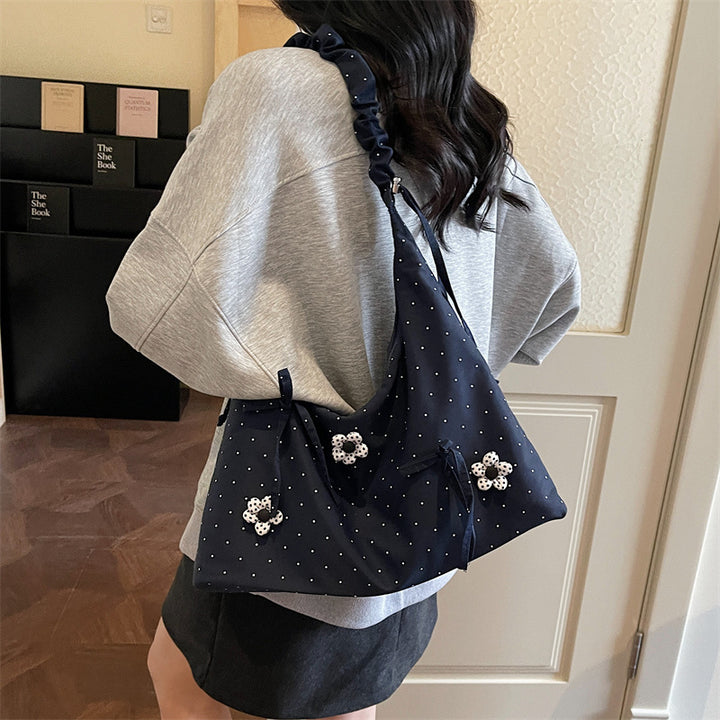 Damen Hobo-Tasche mit verspielten Blumenapplikationen und gerafftem Design Nord Taschen