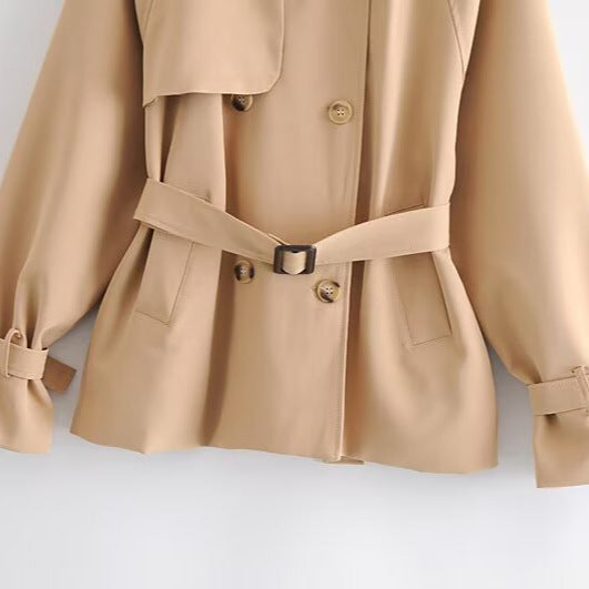 Damen Kurzer taillierter Trenchcoat mit Bindegürtel, asymmetrischer Sturmklappe und Manschettenriemen Nord Taschen
