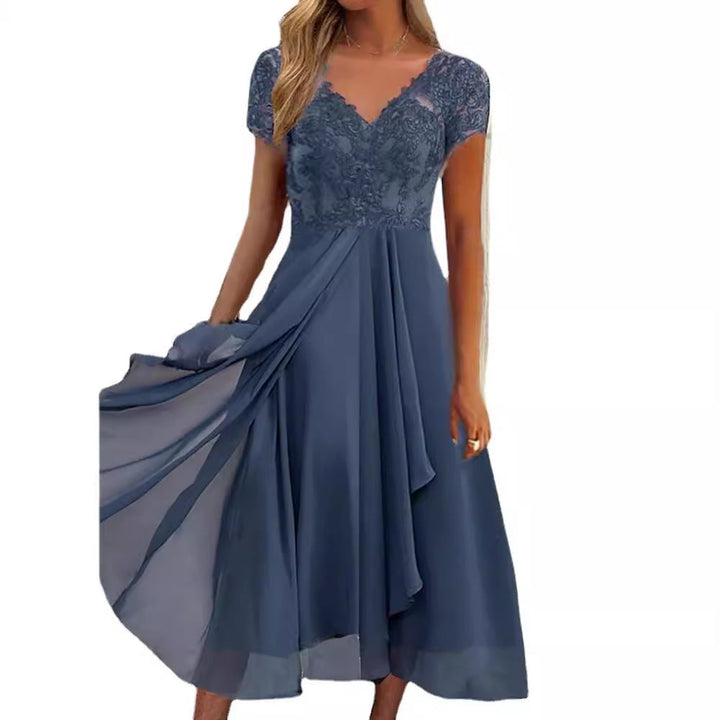 Damen Maxikleid mit elegantem Spitzeneinsatz und fließendem Rock