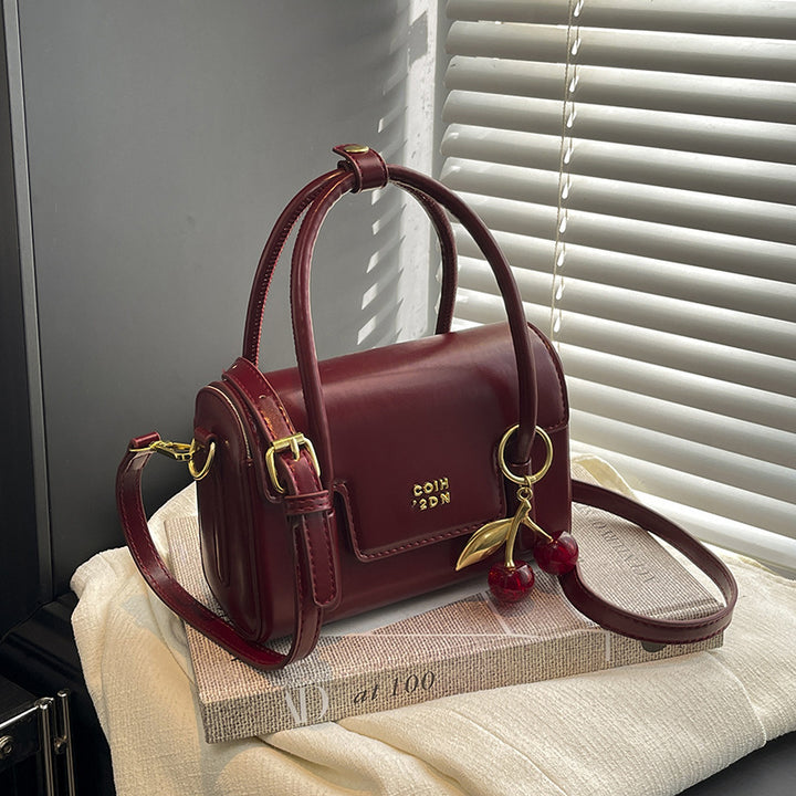 Damen Mini-Handtasche mit eleganter Struktur und charmantem Anhänger Nord Taschen