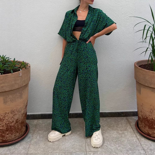 Damen zweiteiliges Safari-Print Loungewear-Set mit kurzärmeliger Hemdbluse und weitem hochgeschnittenen Palazzohose Nord Taschen