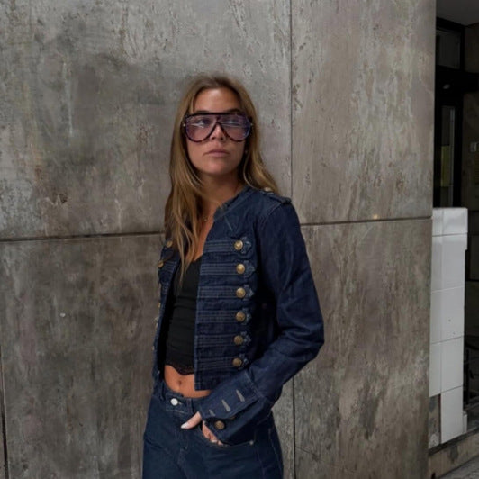 Damen Militärisch inspirierte taillierte Kurzjacke mit Zierfalten und Metallknöpfen Nord Taschen