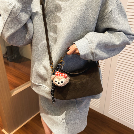 Damen Umhängetasche aus weichem Kunstleder mit charmantem Tieranhänger Nord Taschen