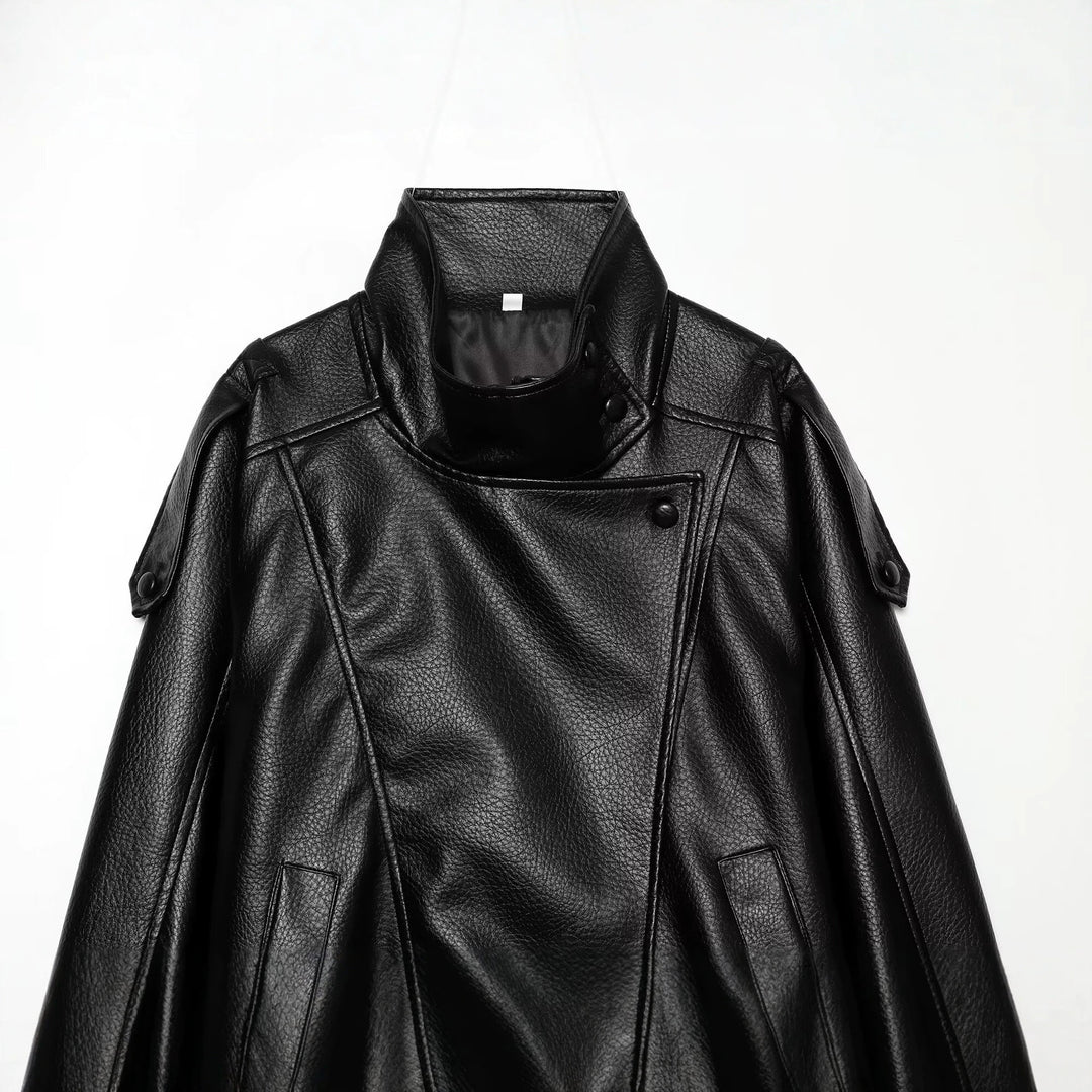 Damen Kurzjacke im asymmetrischen Biker‑Trenchstil aus veganer Lederoptik mit hohem Stehkragen Nord Taschen