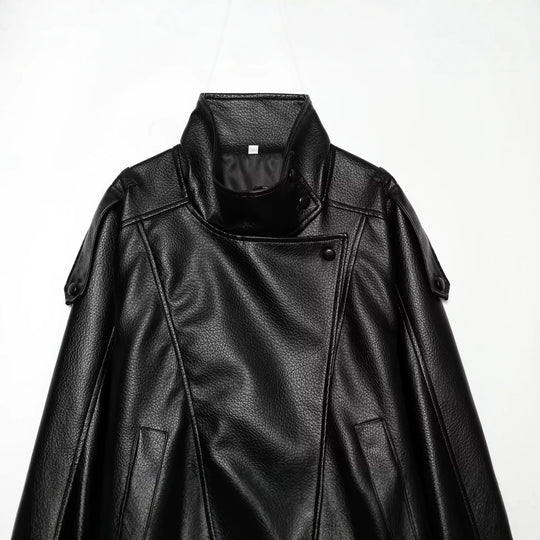 Damen Kurzjacke im asymmetrischen Biker‑Trenchstil aus veganer Lederoptik mit hohem Stehkragen Nord Taschen