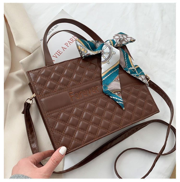 Damen elegante Handtasche mit modernen Details und dekorativem Schal Nord Taschen