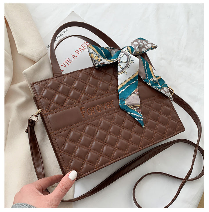 Damen elegante Handtasche mit modernen Details und dekorativem Schal Nord Taschen