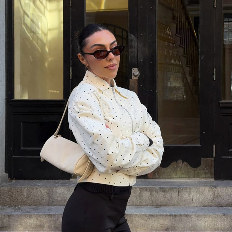 Damen Taillierte Kurzjacke mit Polka‑Dot Perforation, Hemdkragen und verdecktem Reißverschluss Nord Taschen