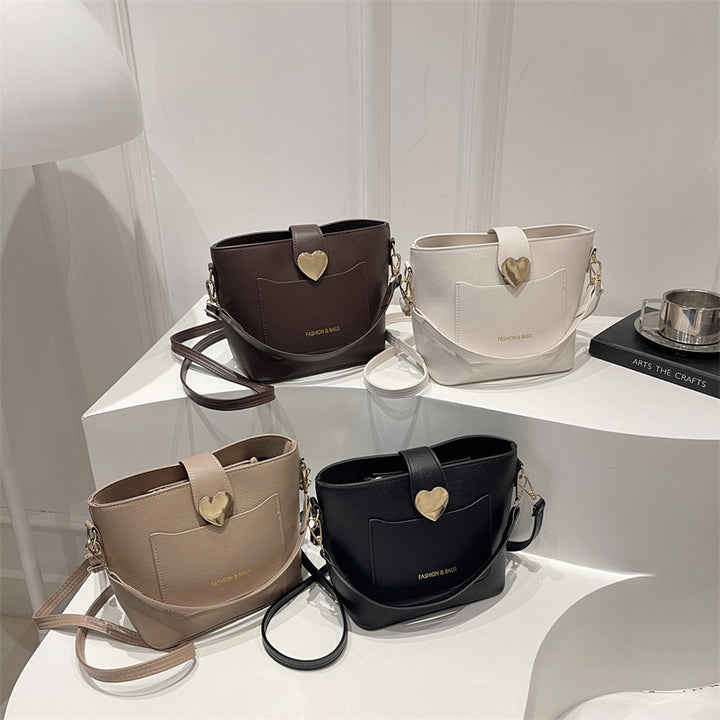 Damen Schultertasche mit herzförmigem Verschluss Nord Taschen