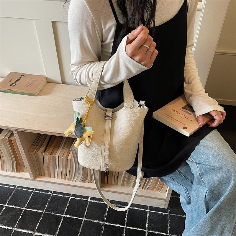 Damen Hobo-Tasche mit einzigartigem Tieranhänger und praktischem Tragegurt Nord Taschen