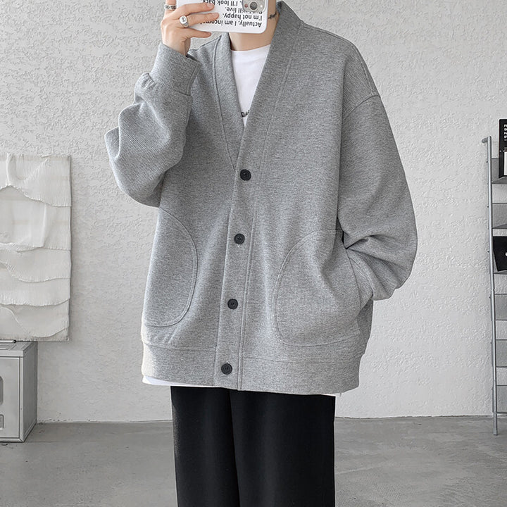 Herren oversized Strickcardigan mit V-Ausschnitt, aufgesetzten Rundtaschen und lässiger Drop-Shoulder-Silhouette Nord Taschen