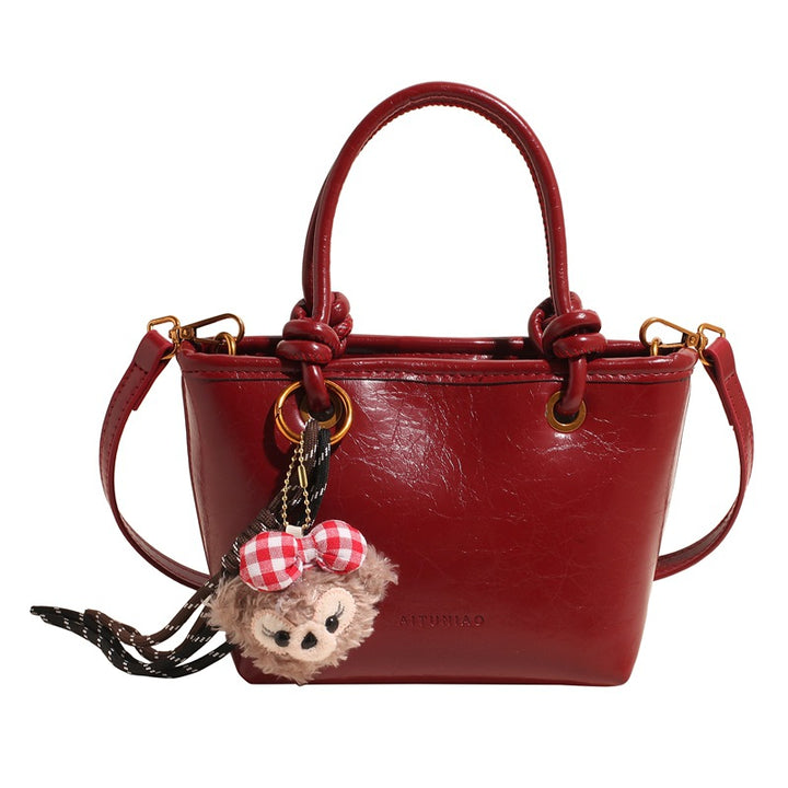 Damen Handtasche mit verspieltem Tieranhänger und modernem Design Nord Taschen