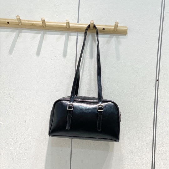 Damen Handtasche mit elegantem Glanz und verstellbaren Trageriemen Nord Taschen