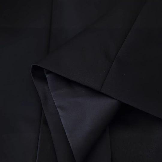 Damen Elegante Kurzjacke im Mandarin‑Stil mit Froschverschlüssen und taillierenden Abnähern Nord Taschen