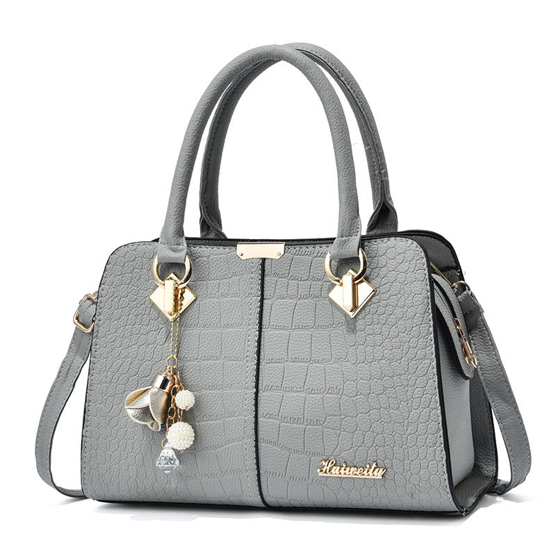 Damen elegante Handtasche mit Krokodil-Prägung und detaillierten Anhängern Nord Taschen