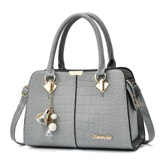 Damen elegante Handtasche mit Krokodil-Prägung und detaillierten Anhängern Nord Taschen