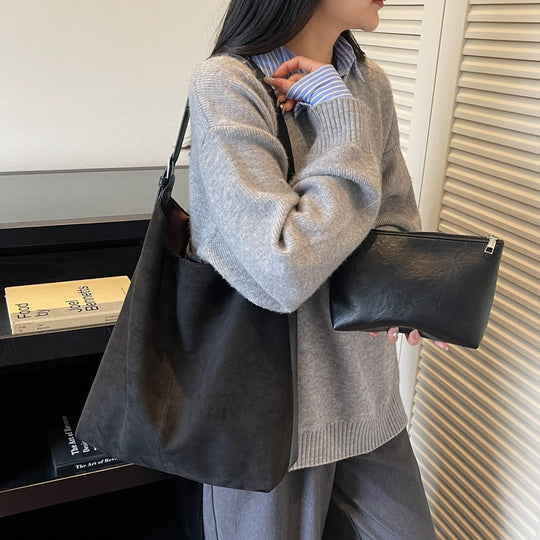 Damen Hobo-Tasche aus weichem Veloursleder mit geräumigem Innenraum und praktischem Tragegriff Nord Taschen