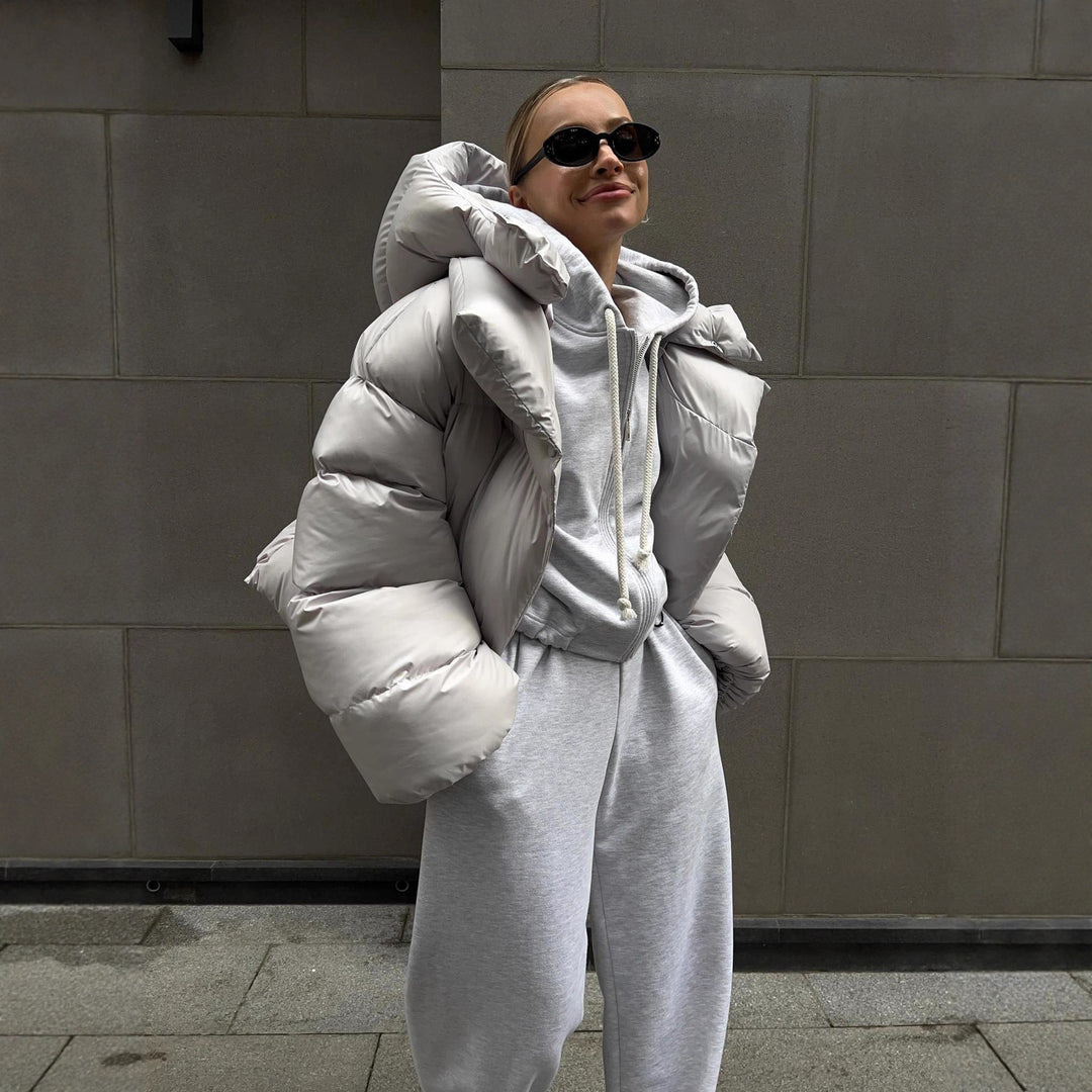 Damen extravagante Oversize Steppdaunenjacke mit extravoluminöser Kapuze Nord Taschen