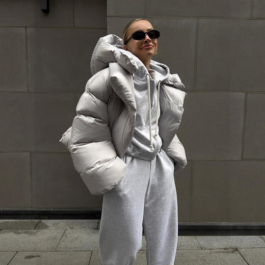 Damen extravagante Oversize Steppdaunenjacke mit extravoluminöser Kapuze Nord Taschen