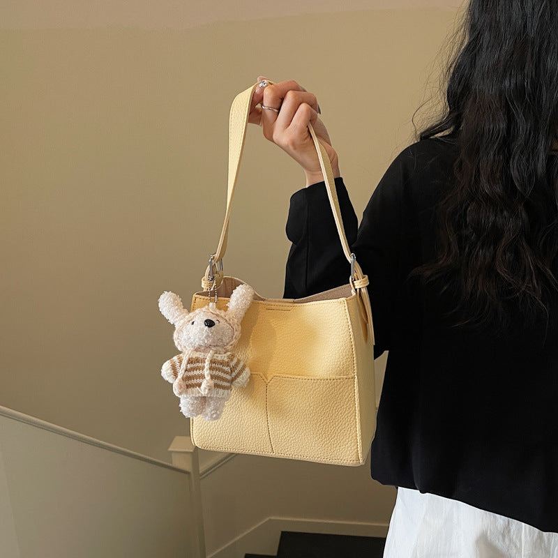 Damen modische Schultertasche mit verspieltem Anhänger Nord Taschen