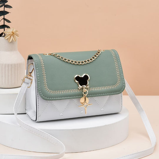 Damen modische Handtasche mit eleganter Kettenapplikation und verspieltem Schlüsselanhänger Nord Taschen