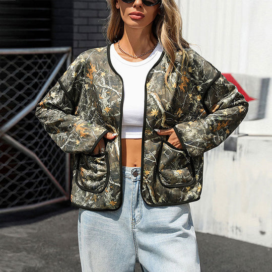 Damen Leicht gesteppte Camouflage-Jacke mit Rundhals, Kontrastpaspeln und aufgesetzten Taschen Nord Taschen