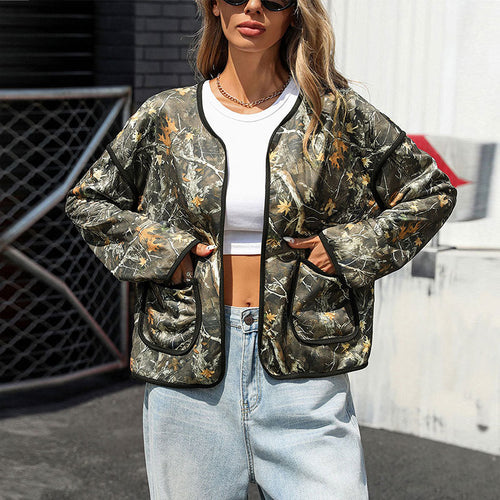 Damen Leicht gesteppte Camouflage-Jacke mit Rundhals, Kontrastpaspeln und aufgesetzten Taschen Nord Taschen