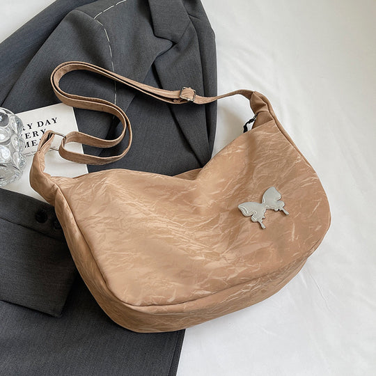 Damen Umhängetasche aus leichtem Material mit dekorativem Schmetterlingsdetail Nord Taschen