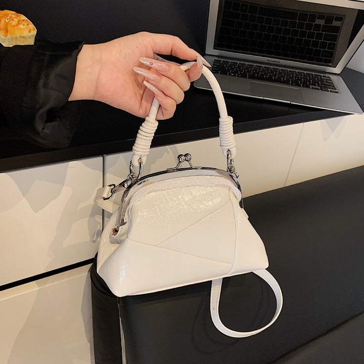 Damen elegante Umhängetasche mit stylischem Klappverschluss Nord Taschen