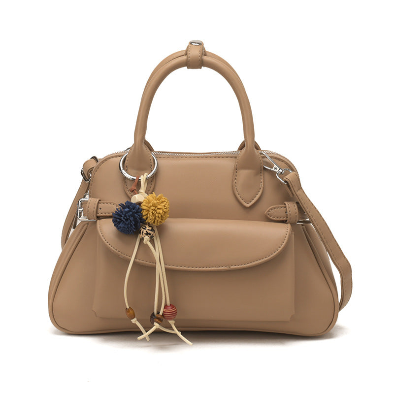 Damen Handtasche mit elegantem Faltendesign und bunten Anhängern Nord Taschen