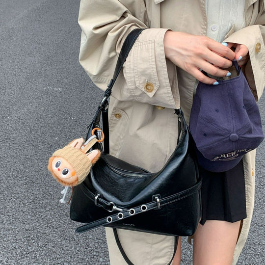Damen modische Hobo-Tasche aus hochwertigem Kunstleder mit verspieltem Anhänger Nord Taschen