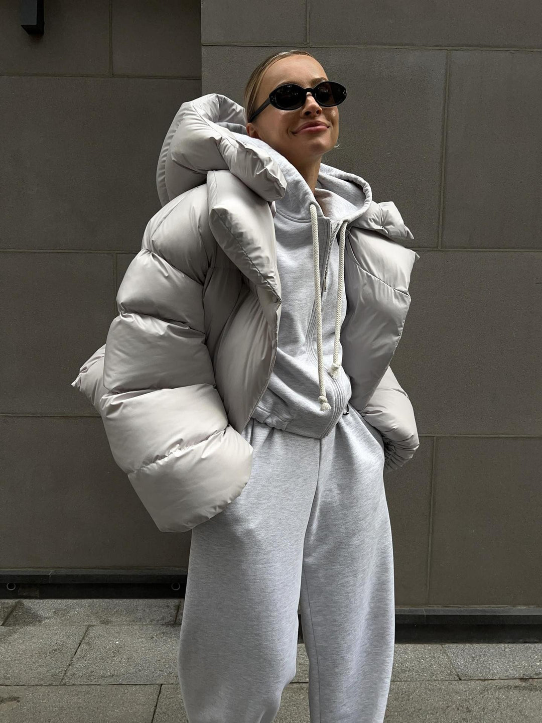 Damen extravagante Oversize Steppdaunenjacke mit extravoluminöser Kapuze Nord Taschen