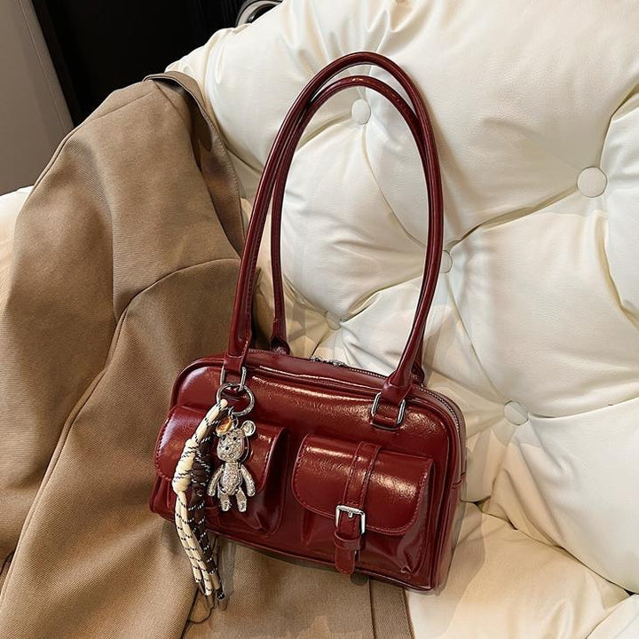 Damen Handtasche im modernen Taschenformat mit charmanten Anhängern | Nord Taschen