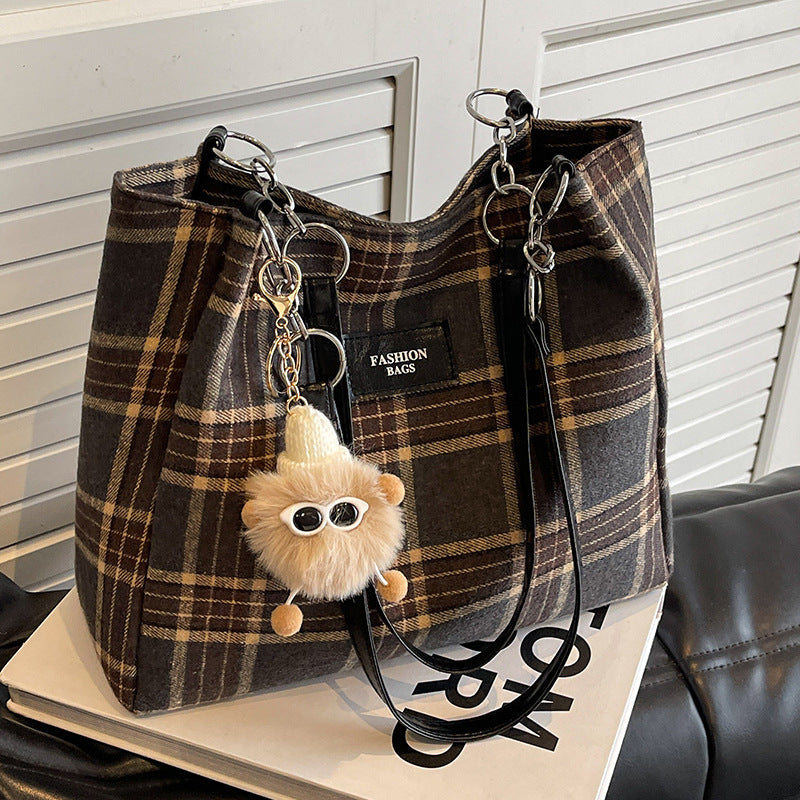Damen Shopper-Tasche mit kariertem Design und verspieltem Plüschanhänger Nord Taschen