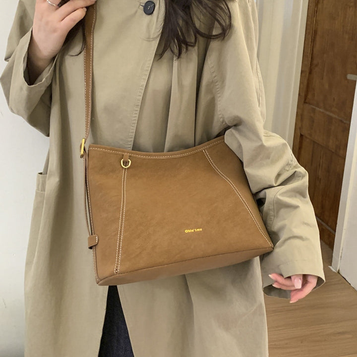 Damen Schultertasche mit verspieltem Tieranhänger und edlem Material Nord Taschen