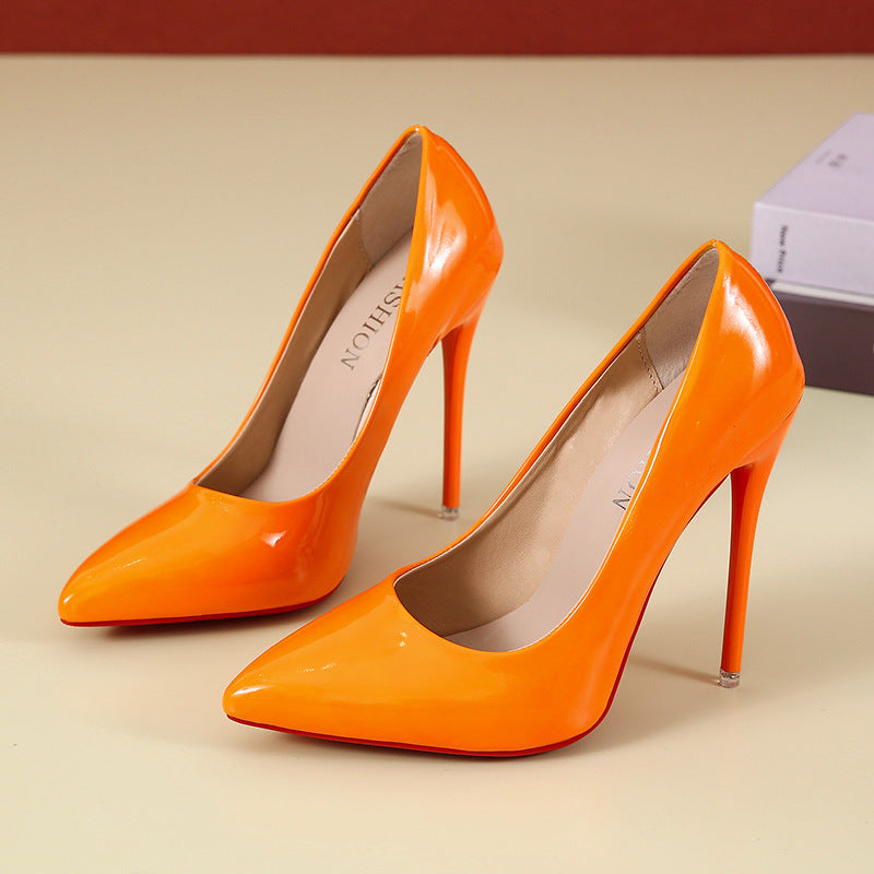 Damen elegante High Heels mit spitz zulaufender Zehenpartie und glänzender Oberfläche