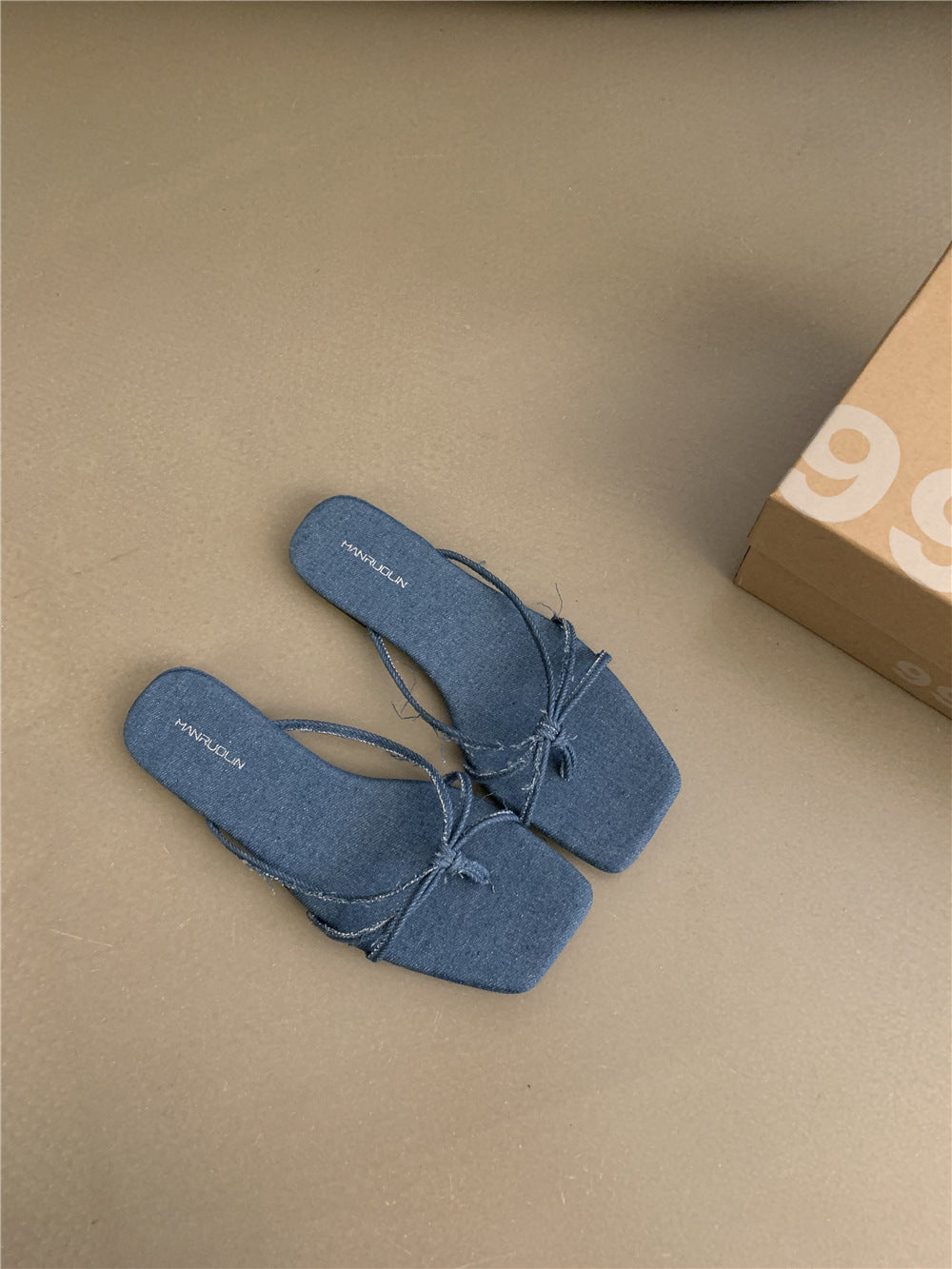 Damen Stylische Riemchen-Sandalen mit quadratischer Zehenpartie und feinem Bindedesign
