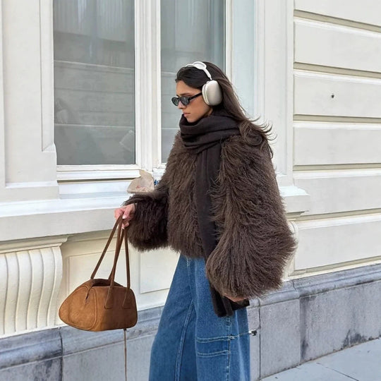 Damen kurze Bouclé‑Faux‑Fur‑Jacke mit voluminösem Langflor und kastiger Silhouette Nord Taschen