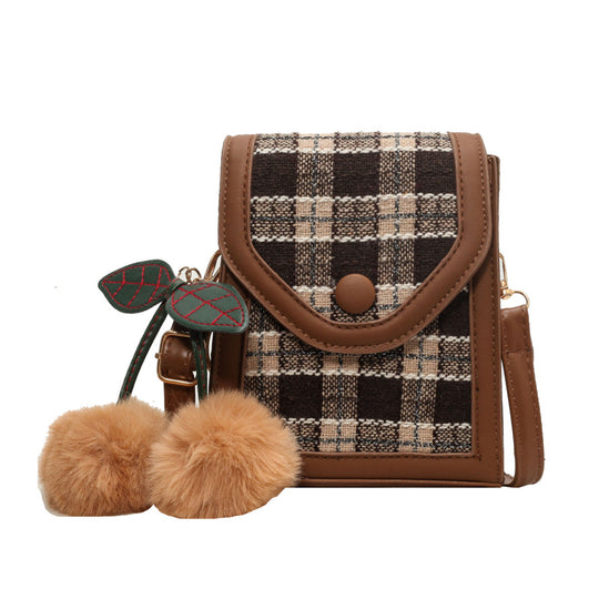 Damen Umhängetasche mit strukturiertem Karomuster und eleganter Klappöffnung Nord Taschen