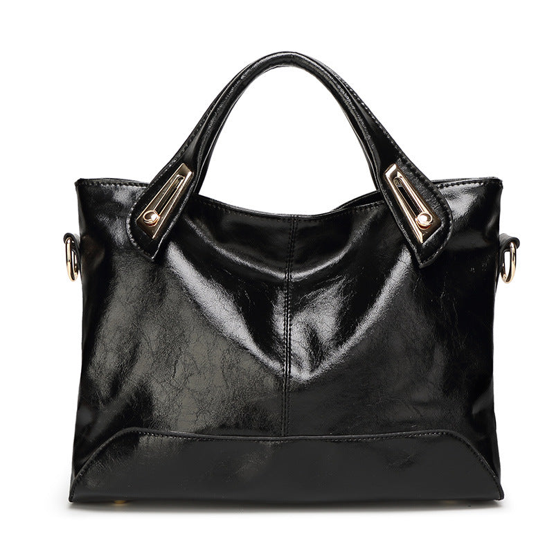 Damen Hobo-Tasche aus glänzendem Kunstleder mit eleganten Metallakzenten Nord Taschen