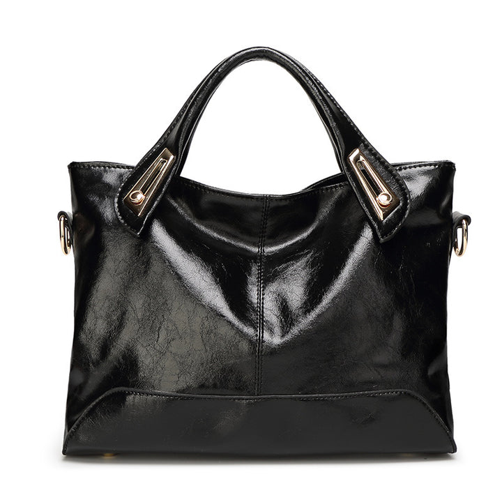 Damen Hobo-Tasche aus glänzendem Kunstleder mit eleganten Metallakzenten Nord Taschen