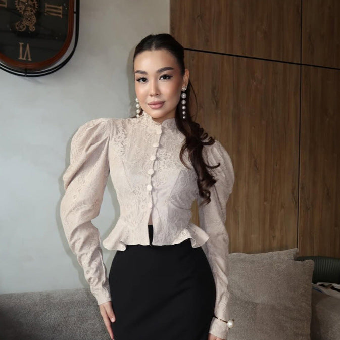 Damen Taillierte Jacquard-Bluse mit Stehkragen, Puffärmeln und Volant-Saum Nord Taschen