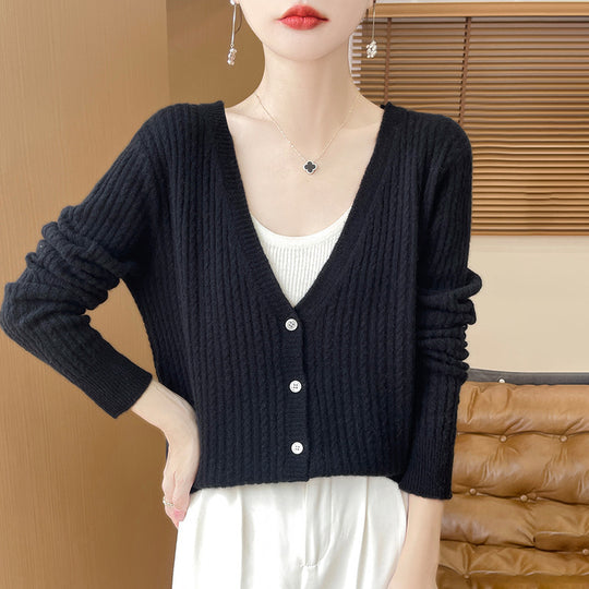 Damen Kurzgeschnittener Feinstrick-Cardigan mit V‑Ausschnitt, feiner Rippenstruktur und Perlmuttknöpfen Nord Taschen