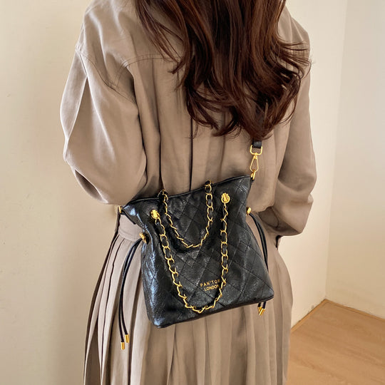 Damen elegante Beuteltasche mit goldenen Kettenakzenten Nord Taschen