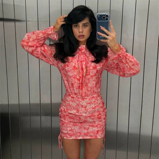 Damen Blumiges gerafftes Minikleid mit Schleifenhalstuch, Cut-Out und langen Ärmeln Nord Taschen