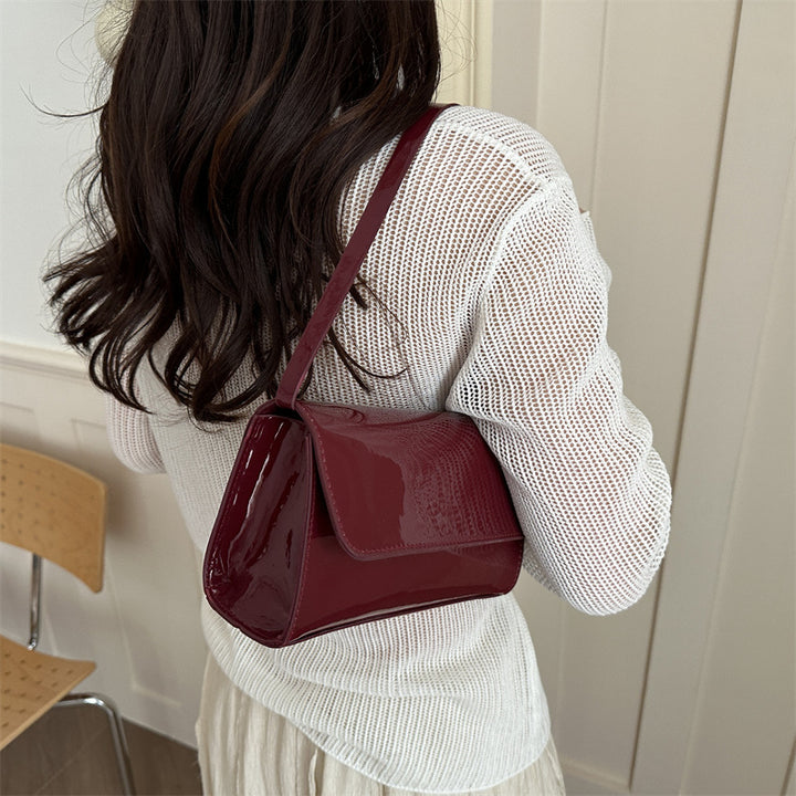 Damen elegante Lackleder Handtasche mit praktischem Klappverschluss Nord Taschen